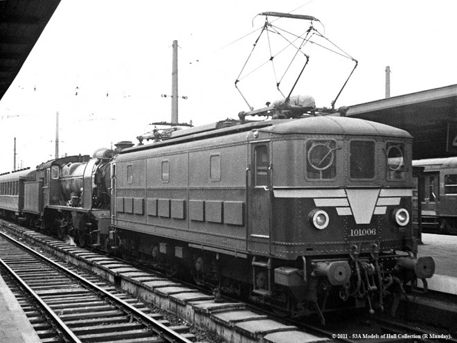 HLe 101.006 & HLv 7.xxx_21.08.1954 @ Bruxelles-Midi_John Turner - 53A Models of Hull Collection (R. Munday).jpg