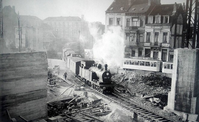 HLv 16.041_xx.01x1954 @  Train Bruxelles-Malines franchissant la Rue du Progrès à hauteur de la Place Gaucheret Vanitterbeek.jpg