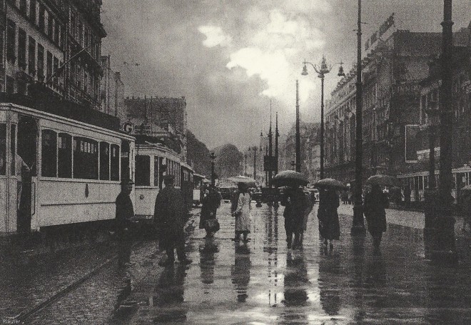 Au Bon Marché, Boulevard du Jardin Botanique - 1933 - Léonard Misonne.jpg