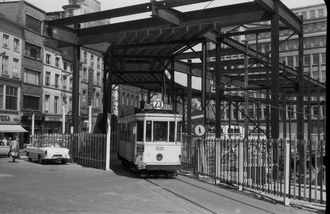 20.05.1967 - Bruxelles, rue des Vanniers - Motrice 1221 L.23- Auteur Clessens.jpg