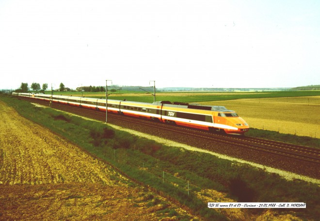 TGV SE rames 01 et 07 - Civrieux - 21.05.1988.jpg