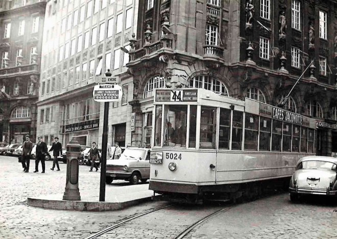 Bruxelles_place Chancellerie-Place Sainte-Gudule STIB 5024.jpg