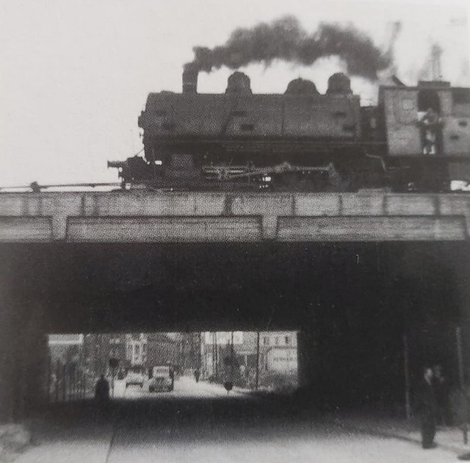 HLv. 58.xxx_xx.xx.194x @ Bruxelles - sur un pont_Jérôme John Campbell via FB si les trains.jpg