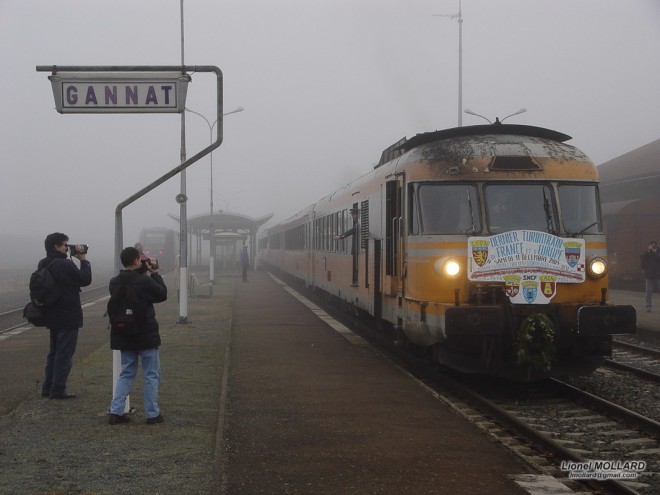 La rame T 2021 2033 stationne en gare de Gannat assurant le dernier 4580 en RTG.jpg