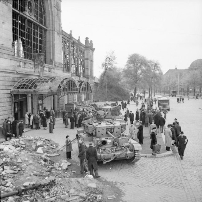 Cromwell_and_Challenger_tanks_Hamburg_May_1945_IWM_BU_5411.jpg