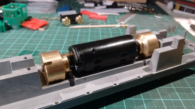 moteur 24v droit chassis Jouef 01 reduit.jpg