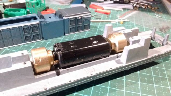 moteur 24v plat chassis Jouef 01 reduit.jpg