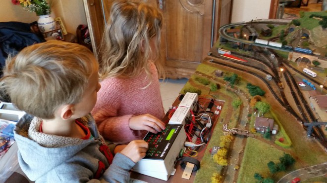 Twins&Intellibox (Copier).jpg
