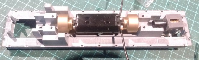 support V2 moteur 24v dans chassis Jouef 01 extrait.jpg