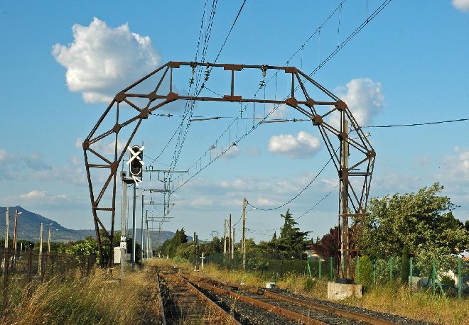 Portique sncf-Ille-s-Têt-1149rw.jpg