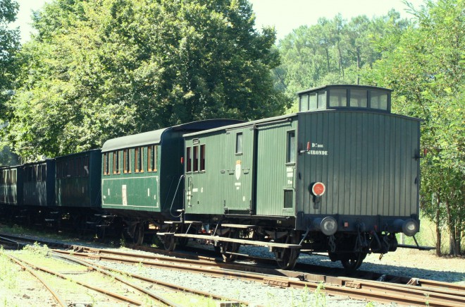 Fourgon Gironde, et voiture Palas restauré avec l'aide des MH.jpg