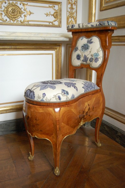 Chaise_percée_of_Madame_de_Pompadour_-_Pièce_de_la_chaise_du_cabinet_des_Dépêches.JPG