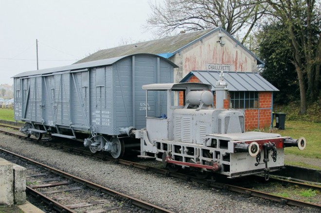 Baldwin_50HP_and_boxcar_US_1917s.jpg