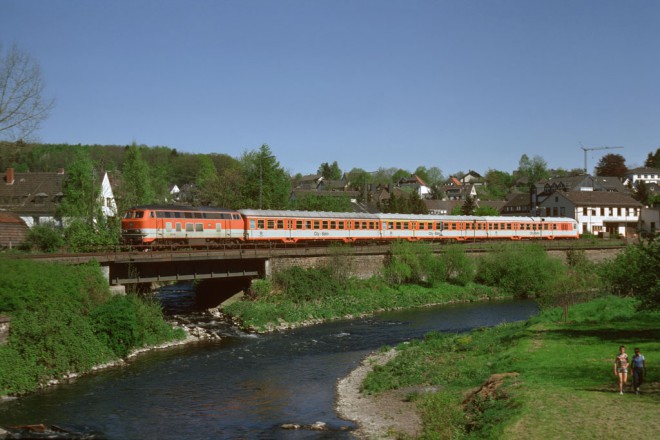 1990 Einfahrt von 218 143 mit dem 6429 01.jpg