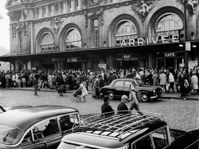 img_presse_grands_departs_foule_exterieur_austerlitz_archives_1961_27-06-2013.jpg