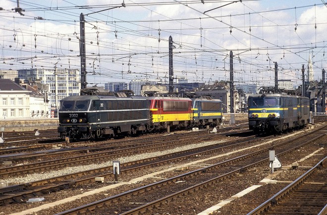 Bruxelles-Midi les HLE 2002 - 1181 - 2745 - 1501 & 16xx.jpg