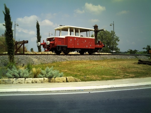 Sommieres_15047_Une-locomotive-dans-un-rond-point.jpg