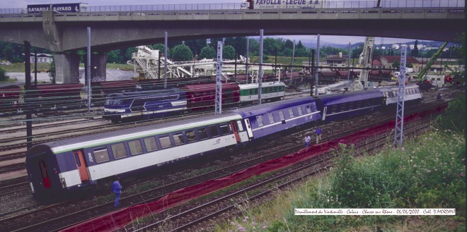 Déraillement du Vintimille - Calais - Chasse sur Rhône (2) - 06.06.2000.jpg