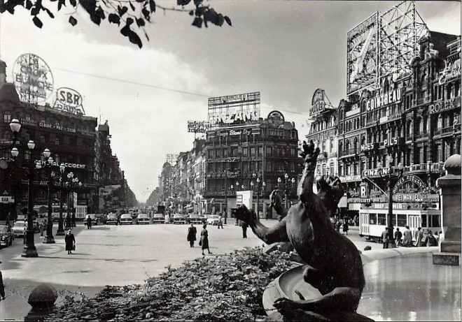 Bruxelles - place de Brouckère vu de la fontaine.jpg