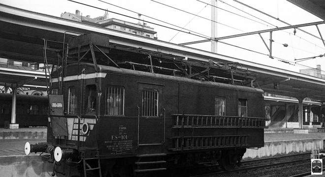 A la gare de Bruxelles Quartier Léopold, l'AR ES~101 en 1956_photo SNCB.jpg