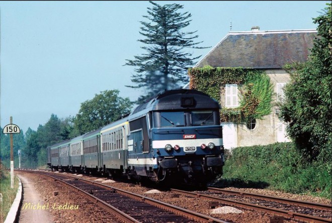 BB 67529 en tête d'un Cherbourg Paris St Lazare approche de Lison  - Juillet 1977.JPG