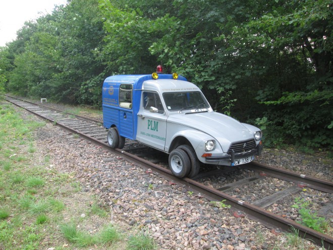 2CV train des Rêves Dracy-Saint-Loup.JPG