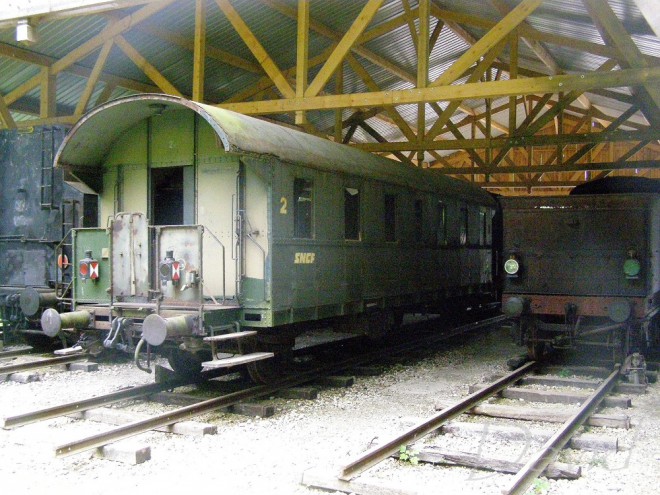 Voiture boite à tonnerre château Saint-Fargeau.jpg