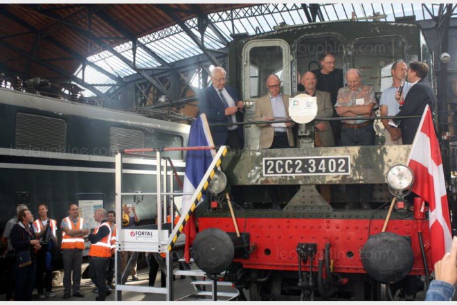 pavoisee-aux-couleurs-de-la-france-et-de-la-savoie-la-locomotive-2-cc-2-34-02-a-fait-une-rentree-triomphale-dans-la-rotonde-photo-le-dl-guy-jacquemard-1569175111.jpg