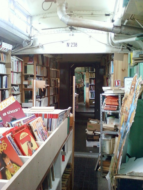 une-librairie-francaise-investit-un-vieux-train-et-vous-invite-a-feuilleter-quelques-livres2.jpg