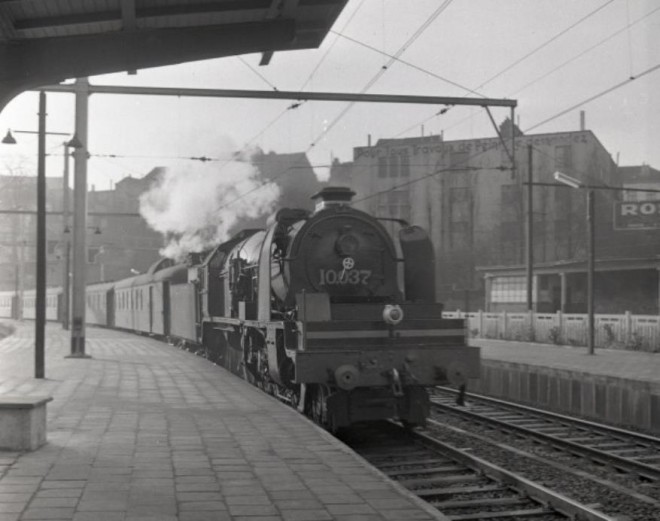 HLv 10.037_xx.xx.195x @ en gare de Bruxelles-Quartier Léopold_TW Z02445.jpg