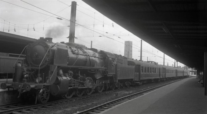 HLv 29.220 poussée par HLe 122.024_09.08.1954 @ Bruxelles-Midi_Locomotive à vapeur 29.220 à Bruxelles-Midi_Q0114.jpg