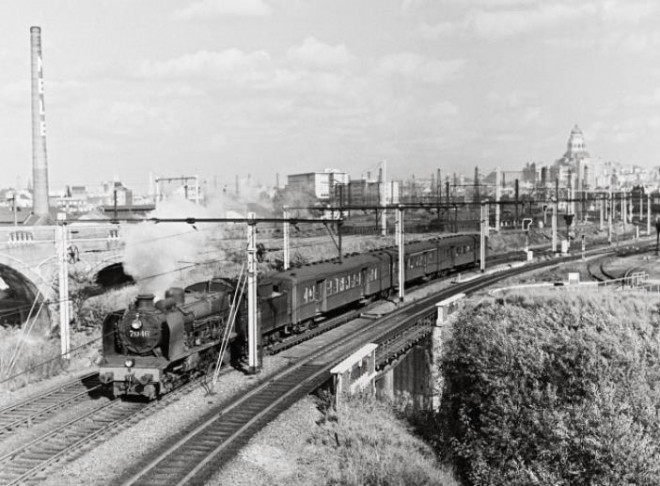 HLv 7.046 & M1_xx.xx.195x @ hauteur de FBMZ avec un train de voyageurs_TW Z02439A.jpg