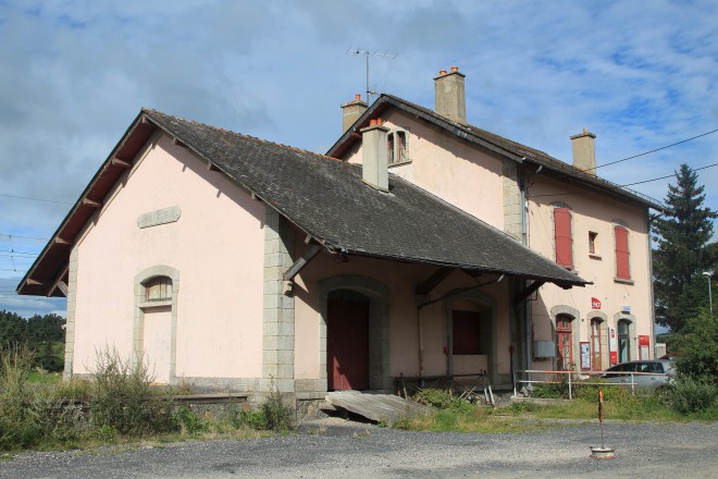 Bâtiment_voyageurs_et_halles_aux_marchandises_d'Aumont-Aubrac_par_Cramos.jpg