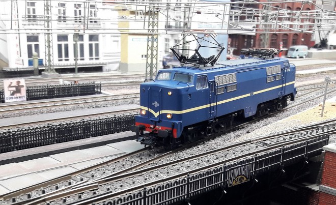 NS Reeks 1215-Märklin-37121.jpg