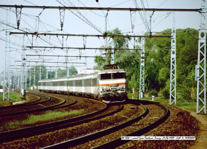 BB 7326 + corail Lyon-Toulouse -Ternay- 21.04.1989.jpg