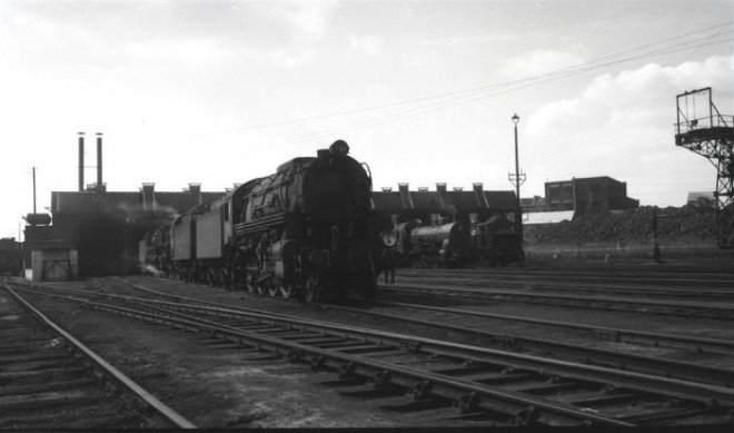 Plusieurs locomotives à vapeur devant la remise à Anvers-Dam_TW Q0151.jpg