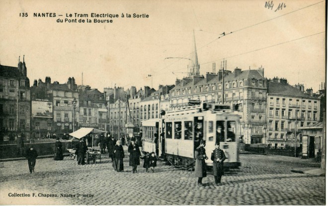 Chapeau_135_-_NANTES_-_Le_Tram_électrique_à_la_sortie_du_Pont_de_la_Bourse.jpg