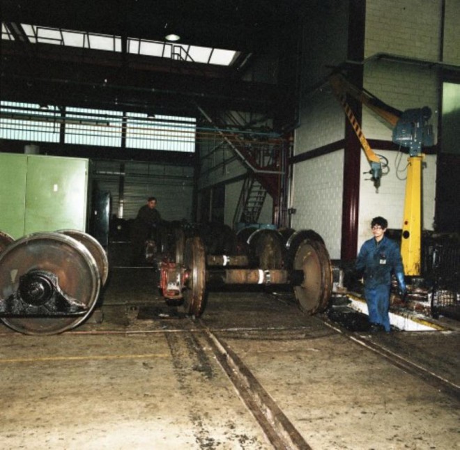 Atelier de tournage de roues à l'atelier de Luttre - 1986_TW K00662l.jpg