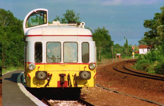 PJU 483 En gare de Saujon . Charente Maritime . Autorail Picasso du CFTS . aout 1994 . Photo Pierre JULIEN . (1280x826).jpg