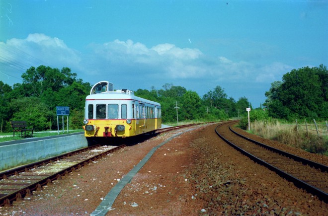 PJU 484 En gare de Saujon . Charente Maritime . Autorail Picasso du CFTS . aout 1994 . Photo Pierre JULIEN . (1280x844).jpg