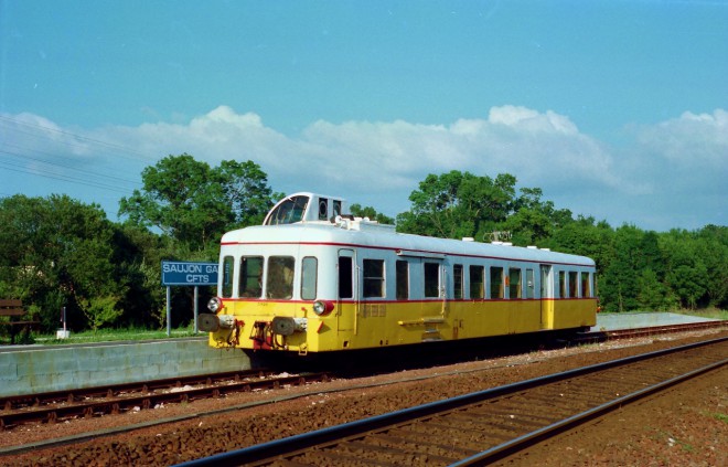 PJU 485 En gare de Saujon . Charente Maritime . Autorail Picasso du CFTS . aout 1994 . Photo Pierre JULIEN . (1280x820).jpg