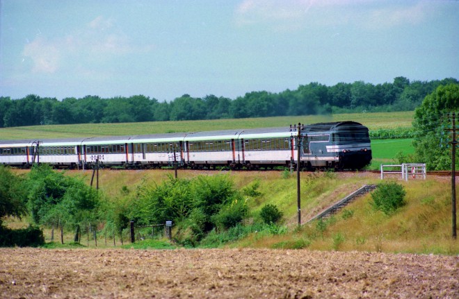 PJU 487 Ligne Saintes Royan Train Paris Austerlitz  Royan . août 1994 . Photo Pierre JULIEN (1280x835).jpg