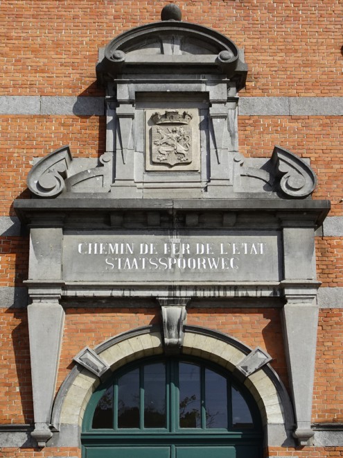 Fronton & Écusson_Chemins_de_fer_de_l'État_belge_-_gare_de_Jette_Stratoswift wikipedia.jpg