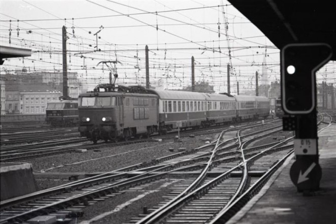 HLe 16xx_23.01.1977 @ FNMZ - le train TEE « Saphir » entre en gare de Bruxelles-Midi_Roland Mardaga_TW MZ00352.jpg