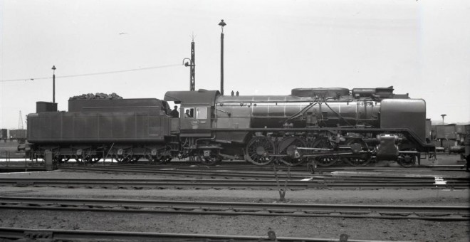 HLv 501 type 5 - MIKADO & HT 38.003 sur Pont-Tournant_27.05.1939 @ Schaerbeek_Joop Quanjer_TW Q0617.jpg