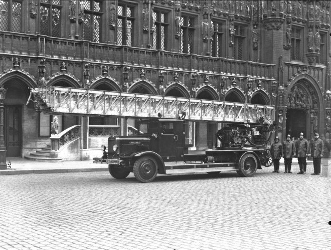 Bruxelles - Grand Place - camion Brossel devant l’hôtel de ville_Roland Coppens FB Vx Bxl.jpg