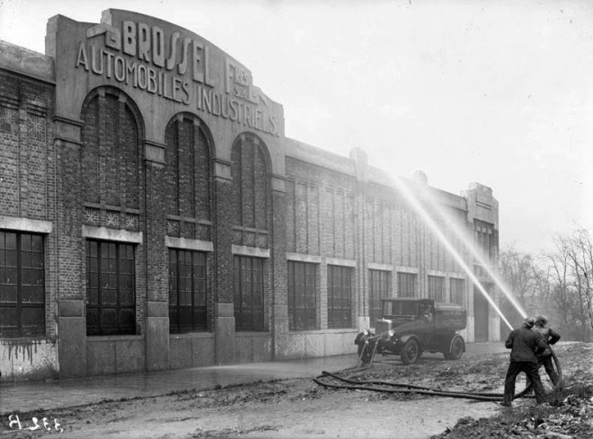 Bruxelles - usines Brossel essai moto-pompe pour Liège.jpg