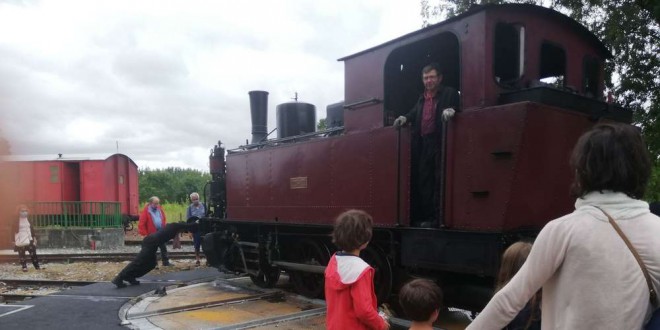 TDM - Le retournement de la locomotive ajoute une attraction pour les voyageurs. © Crédit photo - r. c..jpg