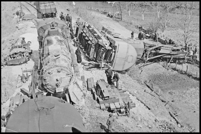 Bagnac-sur-Célé - 1953 une 141 au tas et la grue aussi.jpg