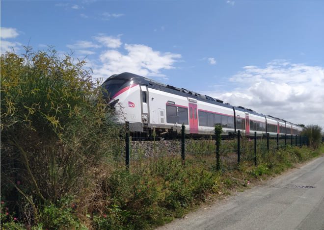 Châtelaillon 17340 - gare sortie La Rochelle_Z31500 Régiolis vers LR.PNG